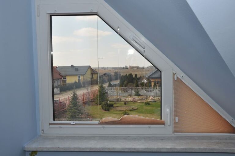 Plisa na okna trapezowe obsługa za pomocą uchwytu